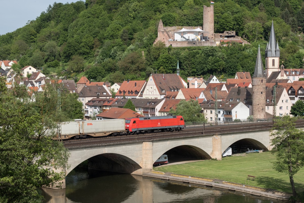 152 065-9 fhrt am 15. Mai 2015 mit einem Containerzug in Gemnden am Main ein.