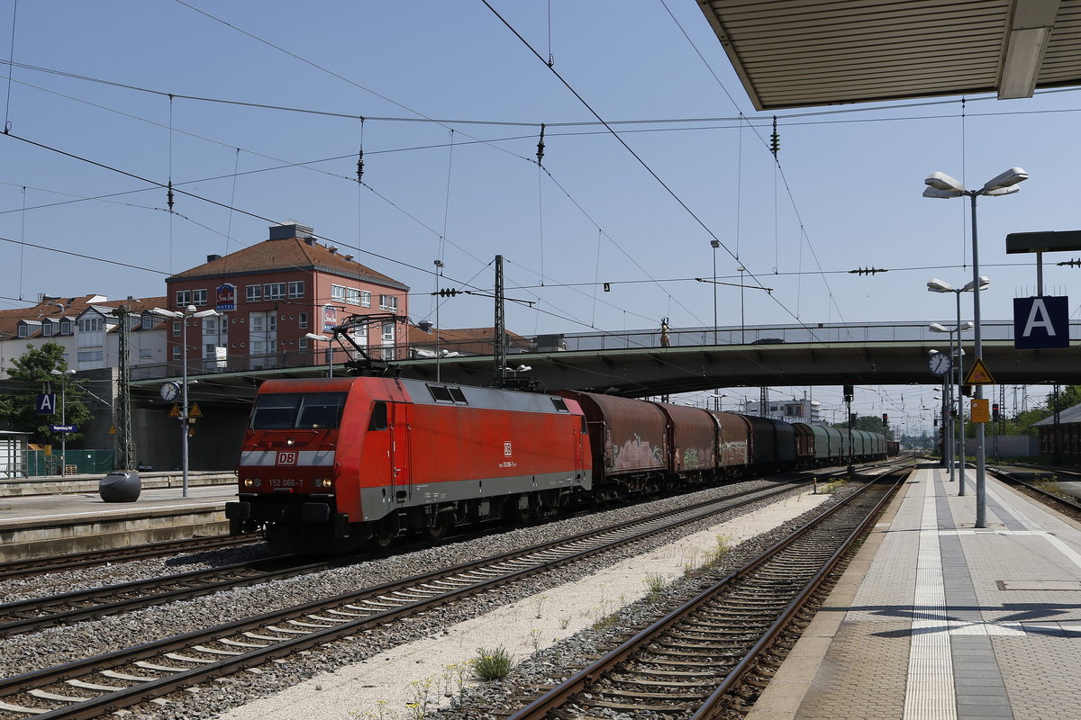 152 066-7 durchfhrt am 19. Mai 2017 mit einem Gterzug den Bahnhof von Regensburg.