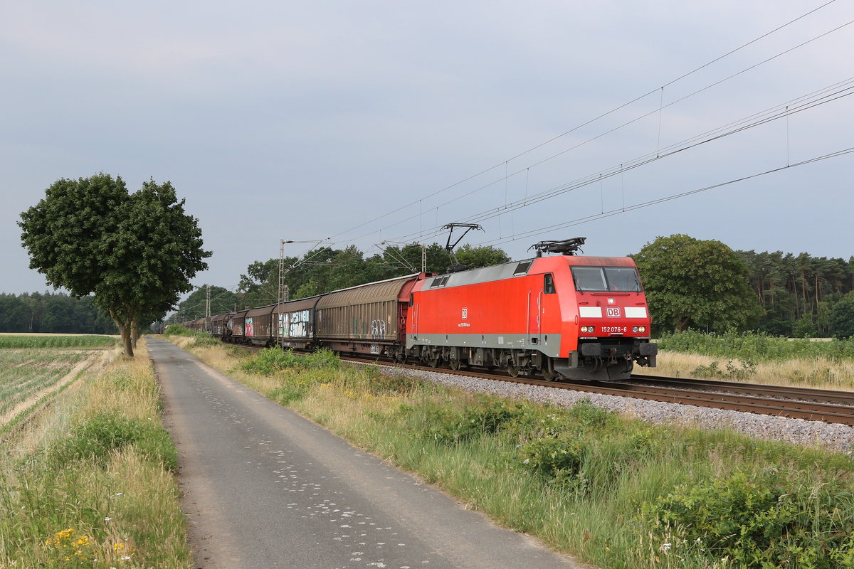 152 076 mit einem  Mischer  am 27. Juni 2020 bei Drverden.