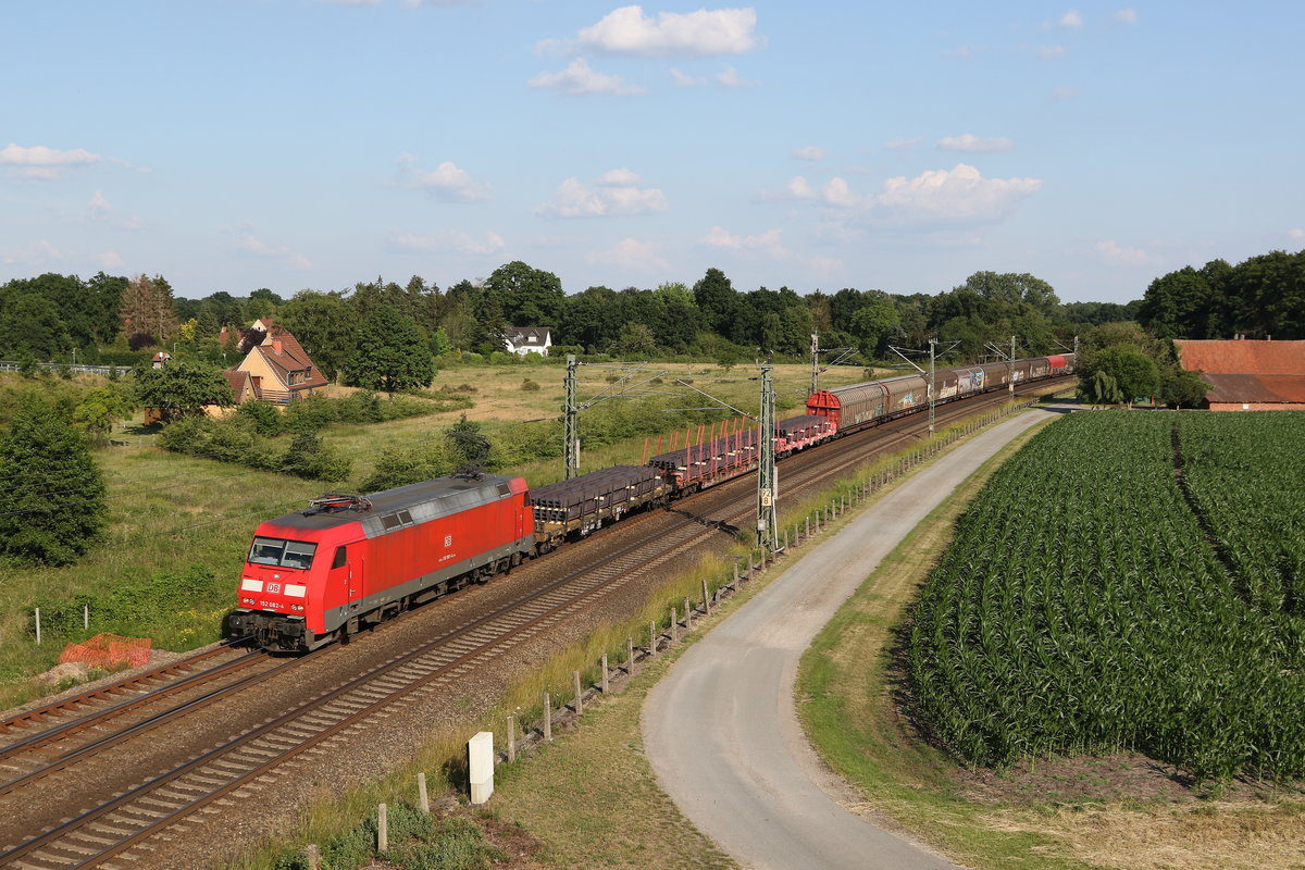 152 082 mit einem  Mischer  am 25. Juni 2020 bei Langwedel in Niedersachsen.