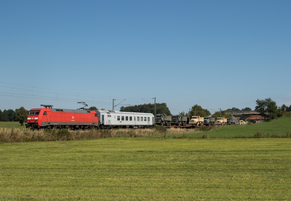 152 090 mit einem Militrzug aus Salzburg kommend am 11. September 2015 bei Bad Endorf.