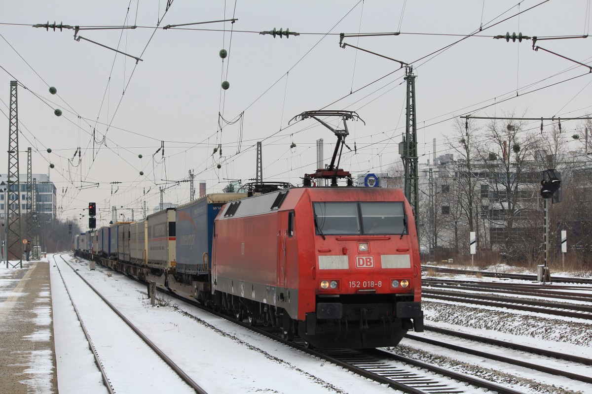 152 108-8 durchfhrt am 27. Mrz 2013 den Bahnhof Mnchen-Heimeranplatz.