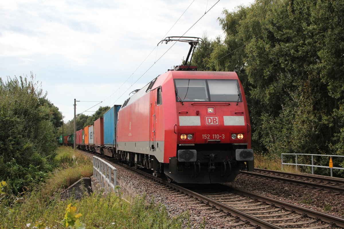 152 110-3 unterwegs mit einem Containerzug in Richtung Hamburg-Hafen. Aufgenommen am 2. September 2016 bei Hamburg-Moorburg.