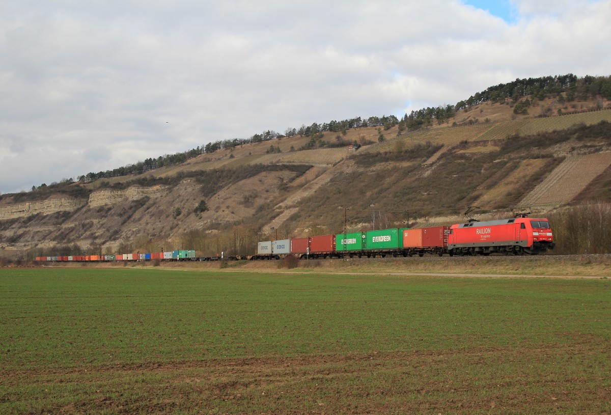 152 110-3 zieht am 20. Februar 2014 einen Containerzug bei Thngersheim durch das Maintal.