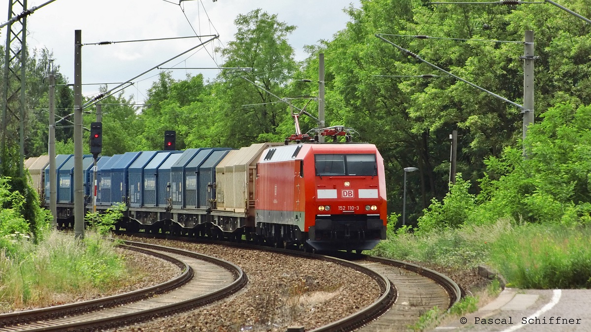 152 110 durchfährt mit einen PKP Cargo Stahlwagenzug aus Richtung Leipzig kommend, durch den Bahnhof Elsterwerda-Biehla, 30.05.2014.