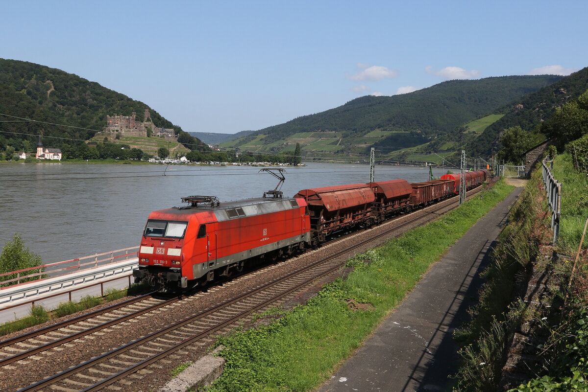 152 110 mit einem gemischten Gterzug am 21. Juli 2021 bei Assmannshausen.