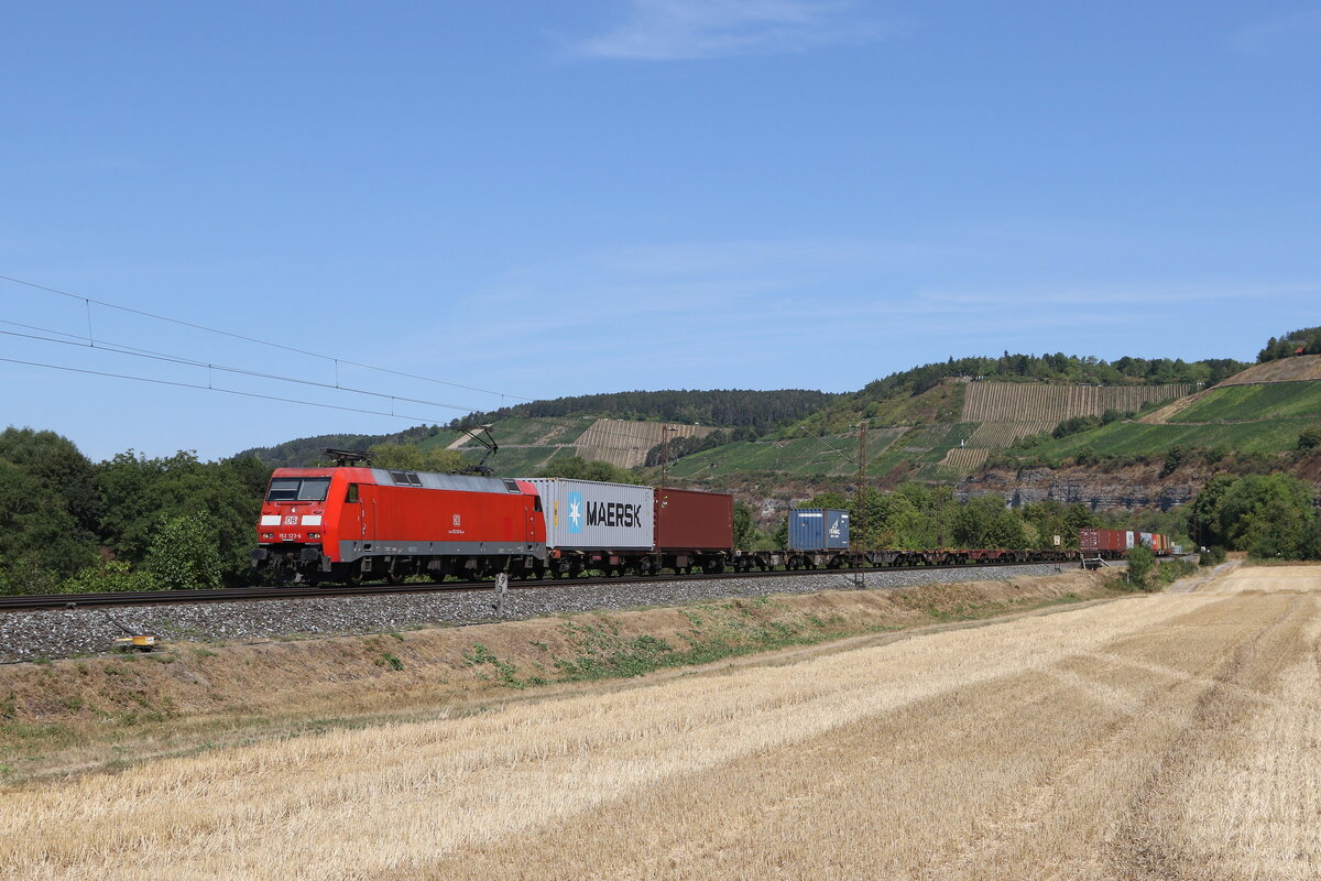 152 123 war am 8. August 2022 mit einem Containerzug bei Himmelstadt in Richtung Wrzburg unterwegs.