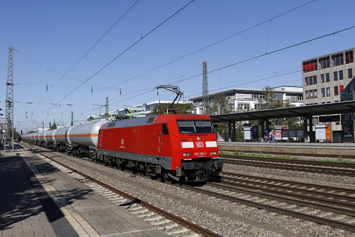 152 130 mit einem Druckgas-Kesselwagenzug am 14. Oktober in Mnchen-Heimeranplatz.