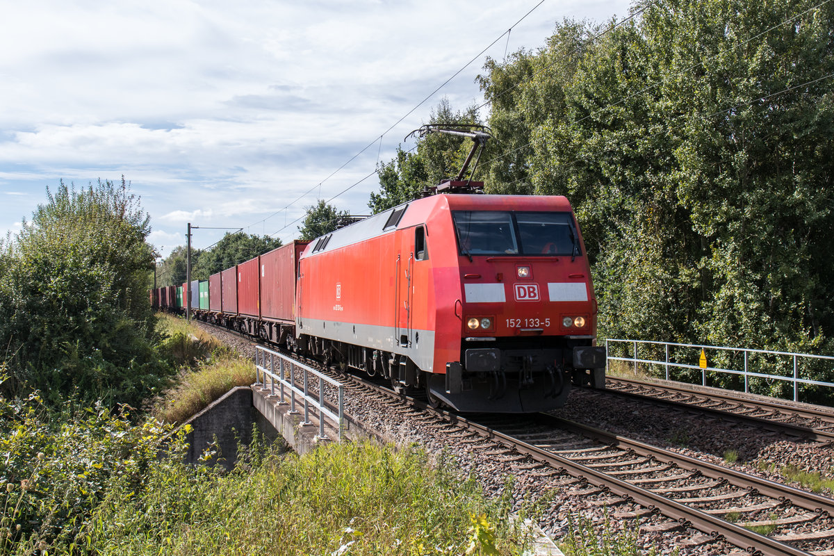 152 133-5 mit einem Containerzug am 2. September 2016 bei Hamburg-Moorburg.