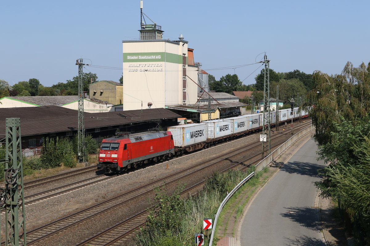 152 135 mit einem Containerzug aus Hamburg kommend am 31. August 2019 bei Tostedt.