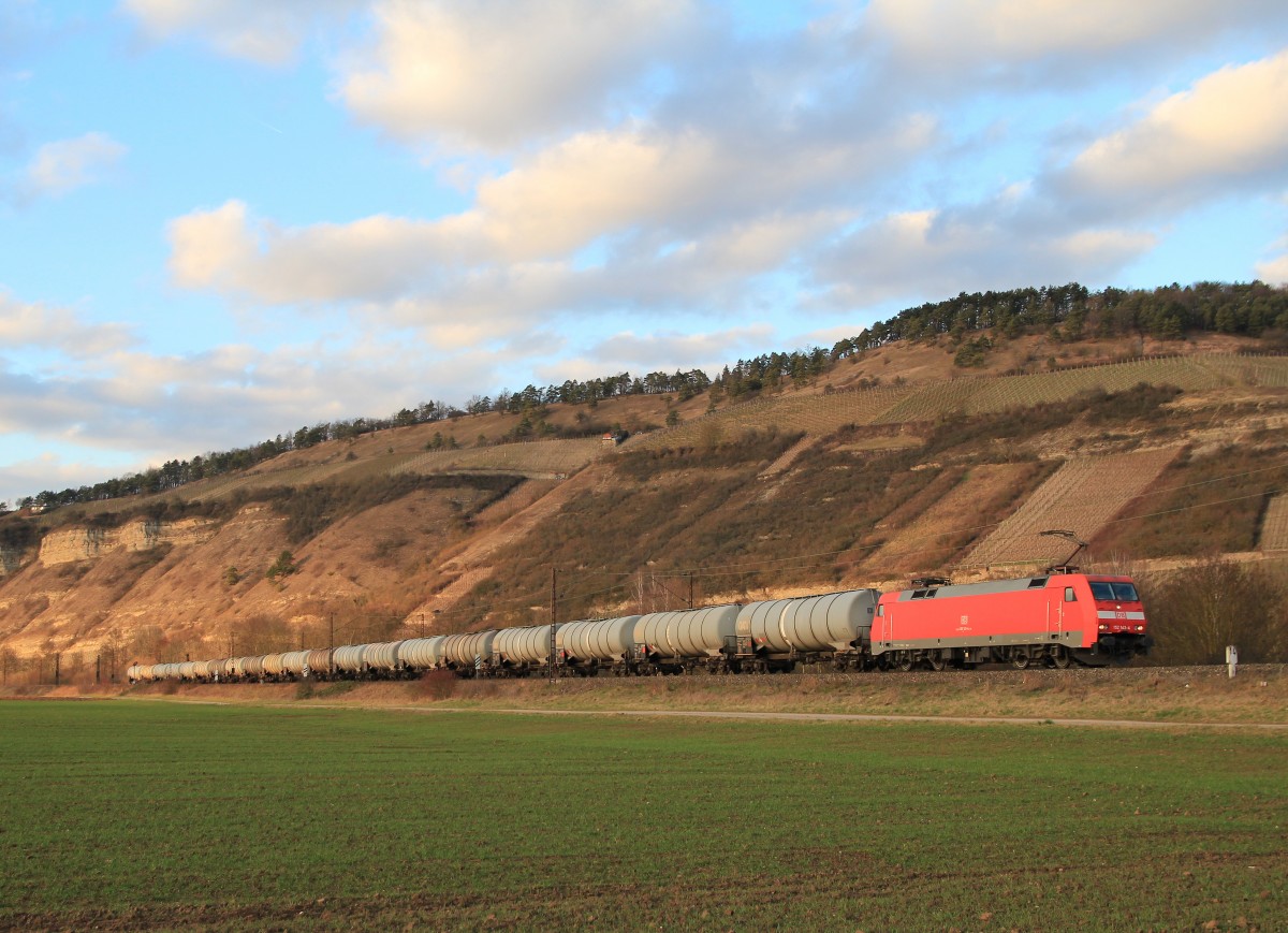 152 143-4 ist am 20. Februar 2014 mit einem Kesselwagenzug in Richtung Wrzburg unterwegs.