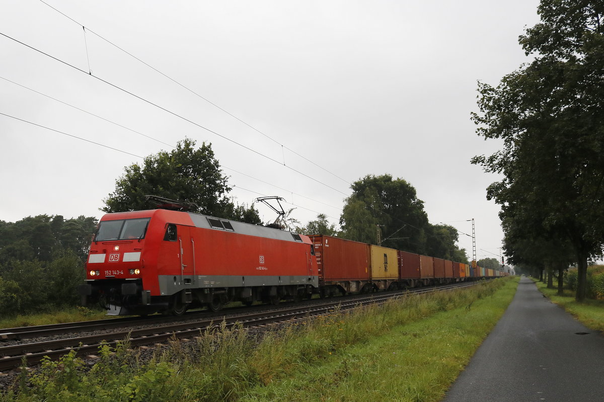 152 143-4 mit einem Containerzug am 11. August 2017 bei Drverden.