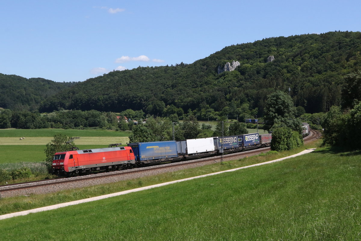 152 143 mit einem  KLV  aus Ingolstadt kommend am 24. Juni 2020 bei Dollnstein im Altmhltal.