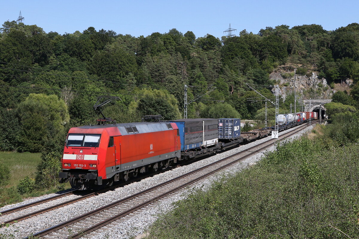 152 153 nach dem  Esslingerbergtunnel  bei Sollnhofen am 9. August 2022.