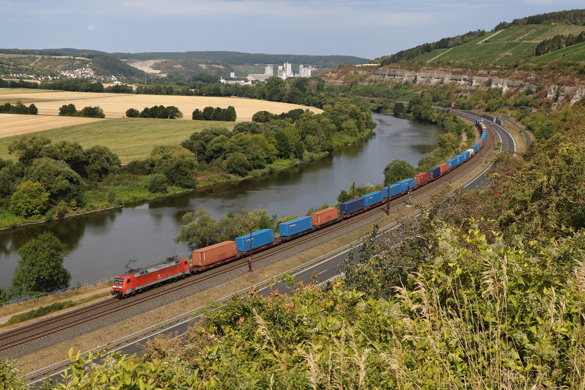 152 164 mit einem Containerzug aus Gemnden kommend am 5. August 2022 bei Himmelstadt am Main.