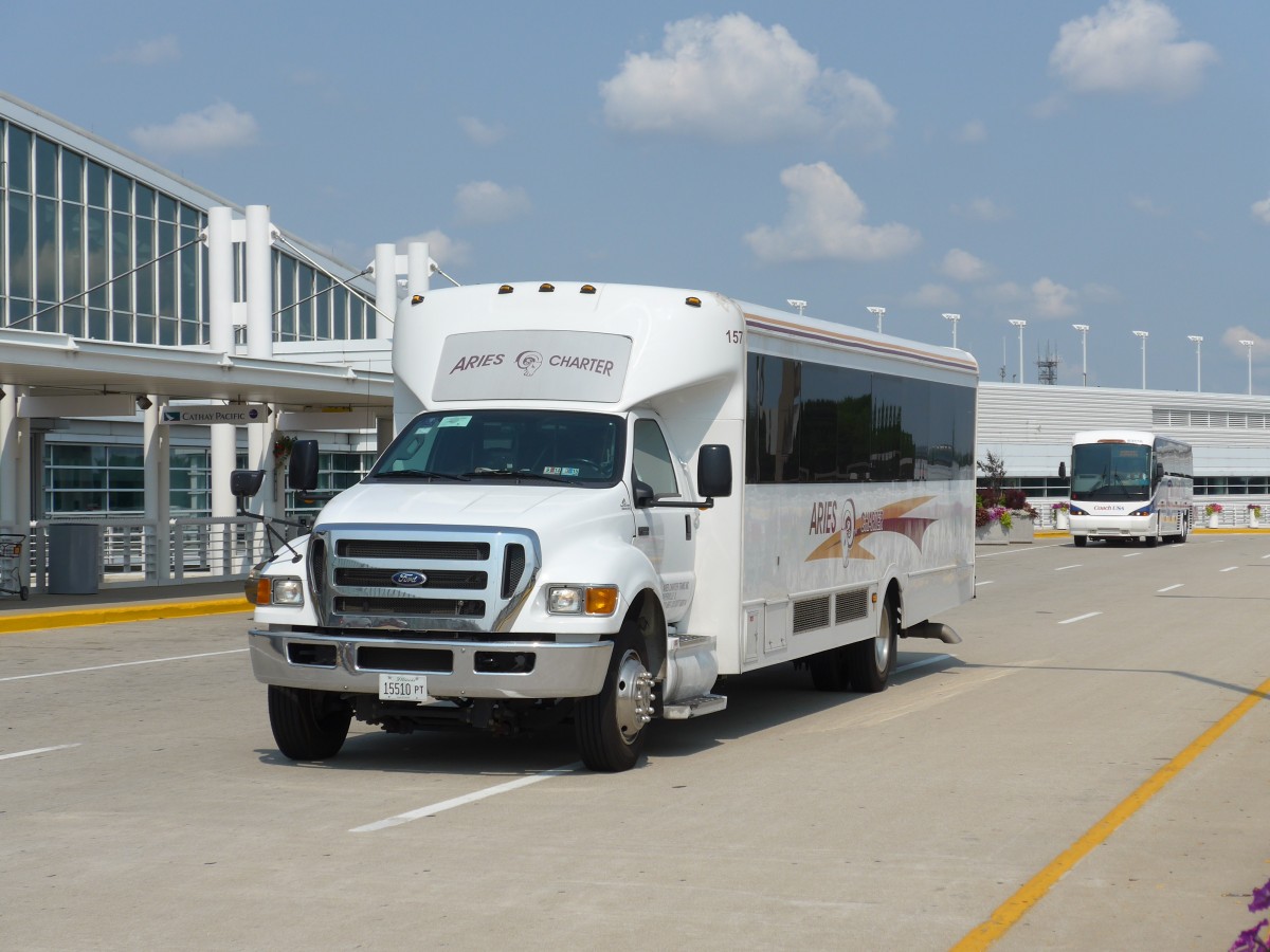 (153'350) - Aries Charter, Chicago - Nr. 157/15'510 PT - Ford am 20. Juli 2014 in Chicago, Airport O'Hare