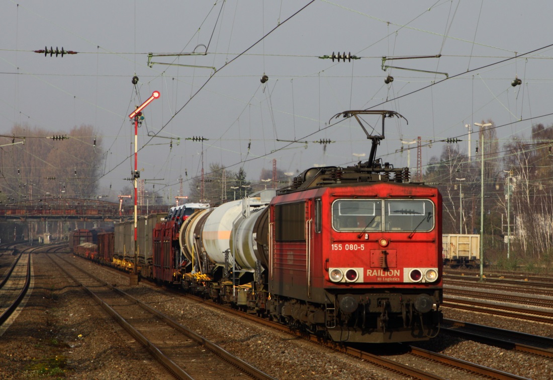 155 080 mit Güterzug in Richtung Süden am 14.03.14 in Düsseldorf Rath