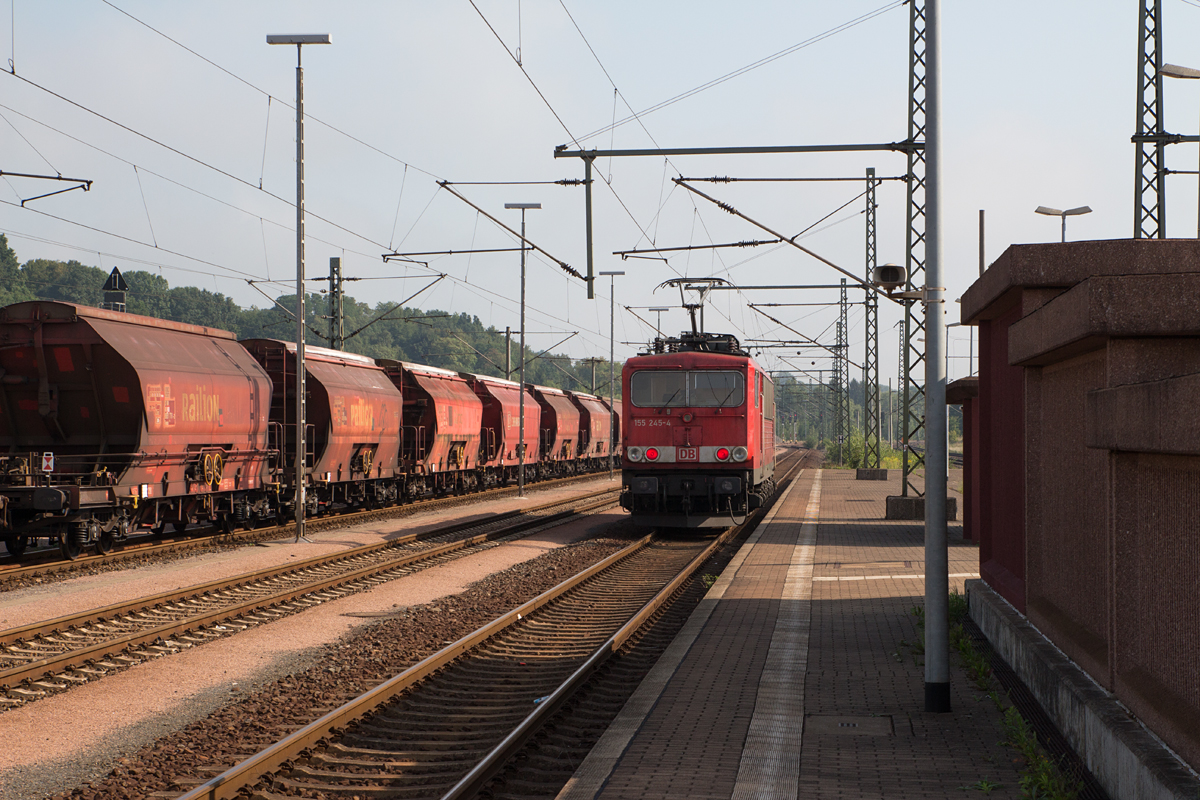 155 245-4 kam am 21.08.15 als Lz aus Richtung Bebra und setzt sich in Kürze an einen beladenen Kalizug zur Weiterfahrt in Richtung Eisenach.