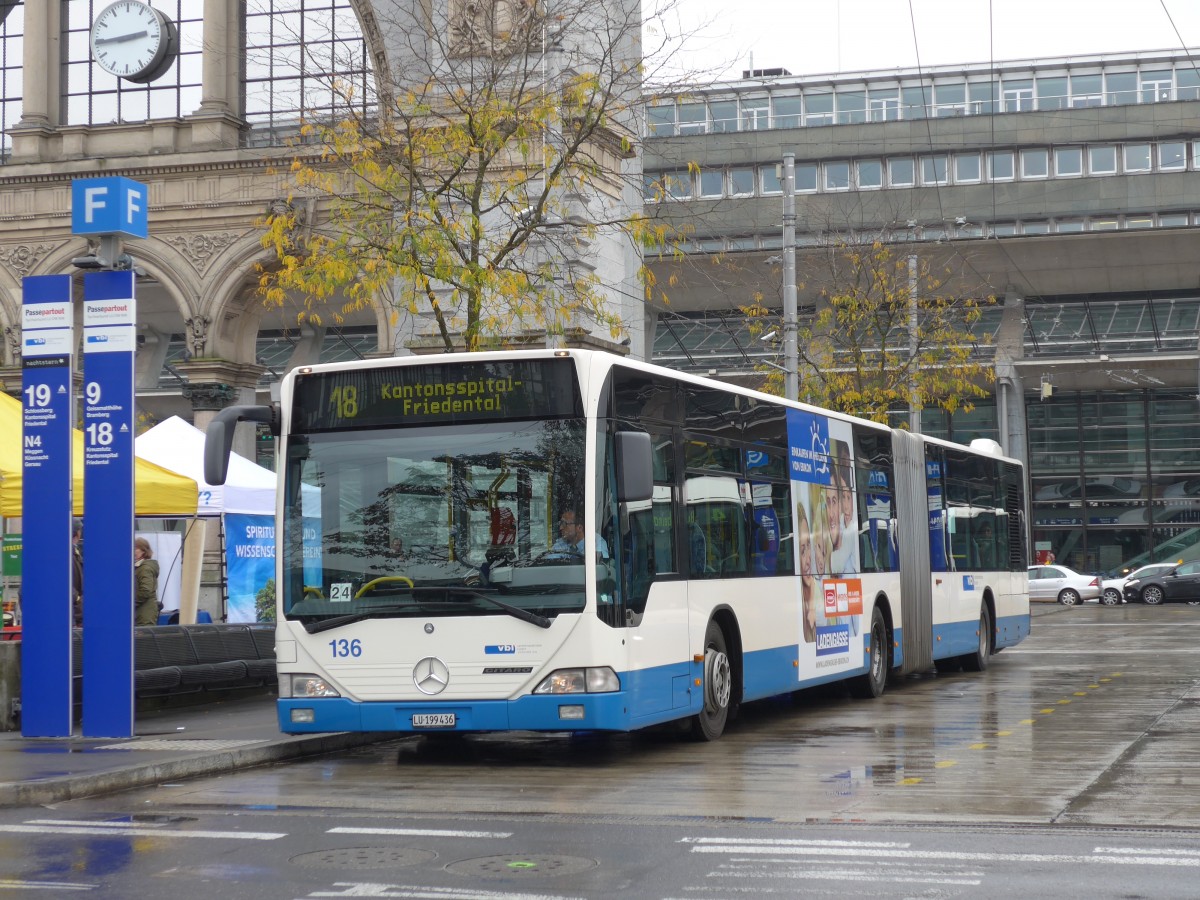 (156'005) - VBL Luzern - Nr. 136/LU 199'436 - Mercedes am 25. Oktober 2014 beim Bahnhof Luzern