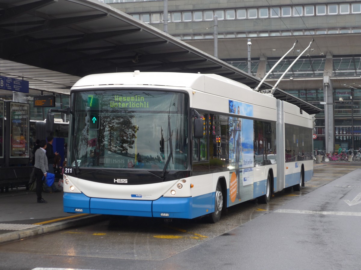 (156'016) - VBL Luzern - Nr. 211 - Hess/Hess Gelenktrolleybus am 25. Oktober 2014 beim Bahnhof Luzern