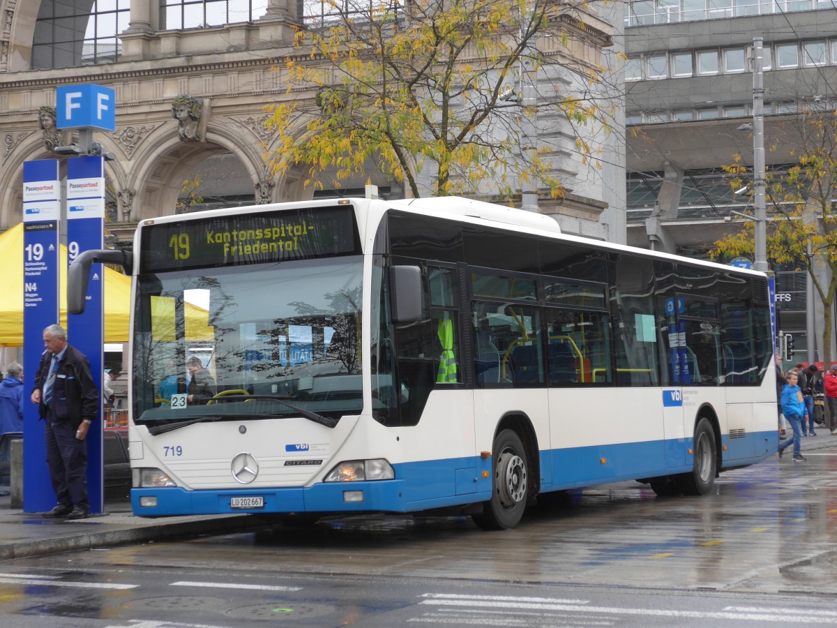 (156'030) - VBL Luzern - Nr. 719/LU 202'667 - Mercedes (ex Heggli, Kriens Nr. 719) am 25. Oktober 2014 beim Bahnhof Luzern