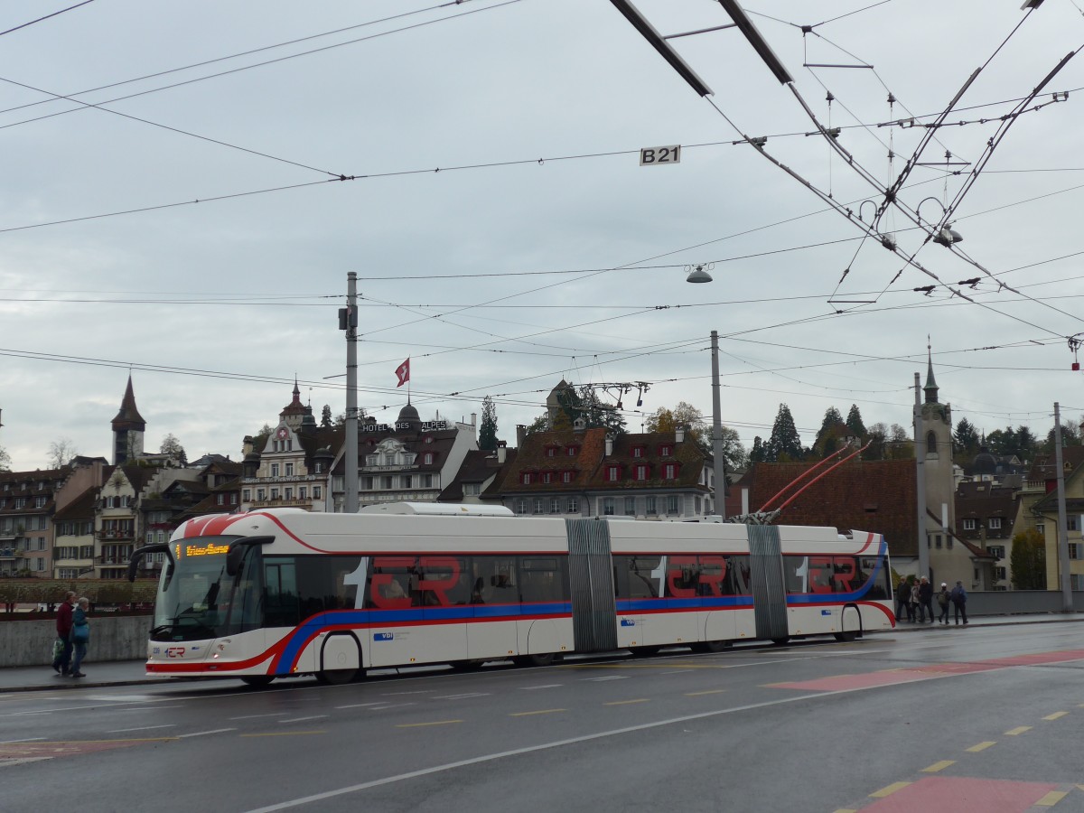 (156'038) - VBL Luzern - Nr. 239 - Hess/Hess Doppelgelenktrolleybus am 25. Oktober 2014 in Luzern, Bahnhofbrcke