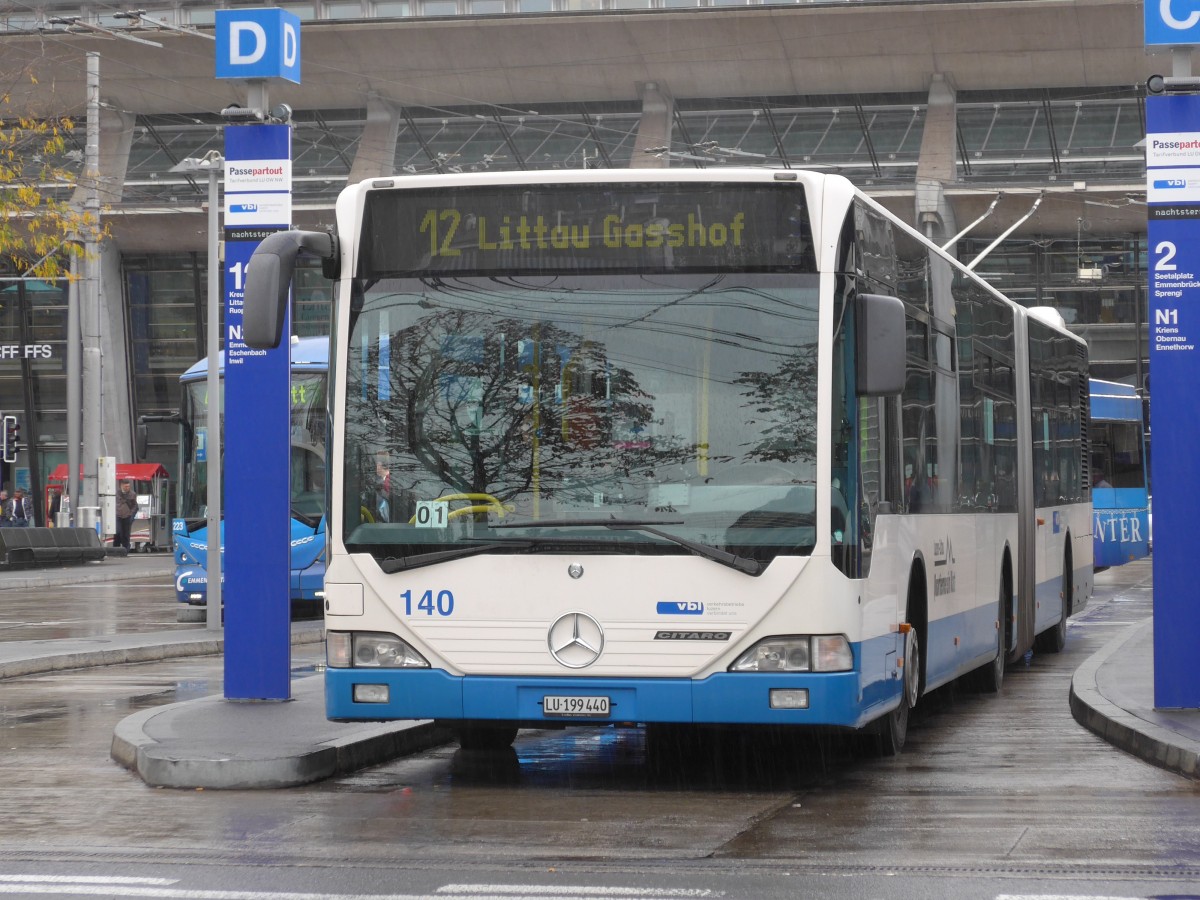 (156'048) - VBL Luzern - Nr. 140/LU 199'440 - Mercedes am 25. Oktober 2014 beim Bahnhof Luzern