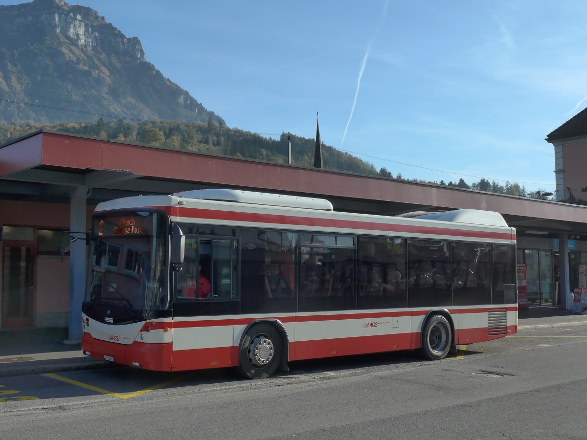 (156'370) - AAGS Schwyz - Nr. 6/SZ 5006 - Scania/Hess am 31. Oktober 2014 beim Bahnhof Brunnen