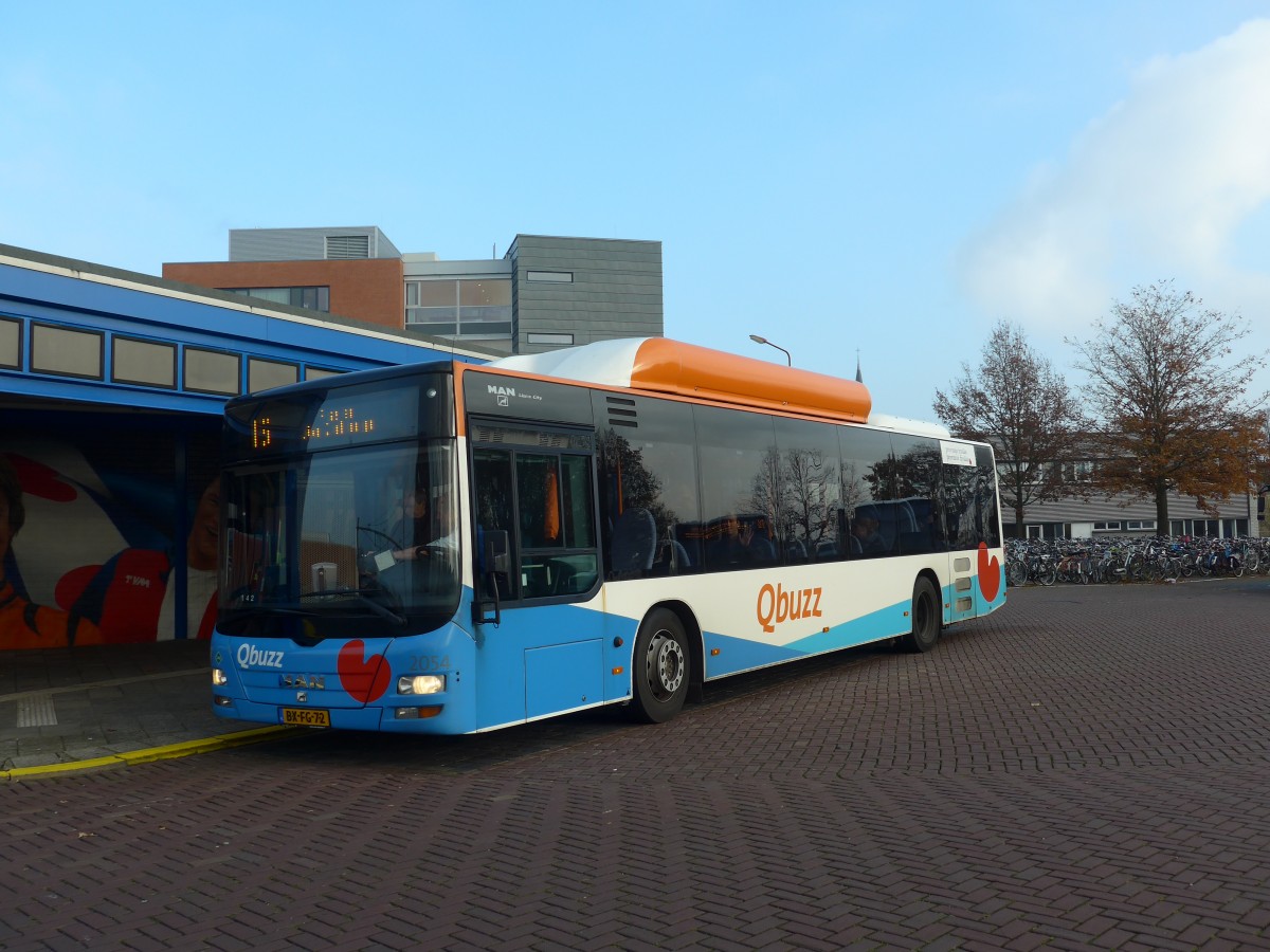 (156'987) - Qbuzz, Groningen - Nr. 2054/BX-FG-72 - MAN am 20. November 2014 beim Bahnhof Hoogeveen