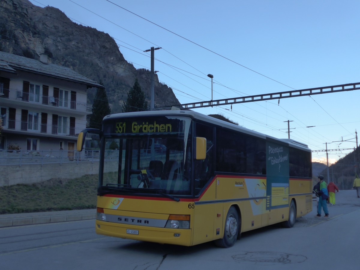 (157'908) - Zerzuben, Visp-Eyholz - Nr. 65/VS 45'880 - Setra am 23. Dezember 2014 beim Bahnhof St. Niklaus