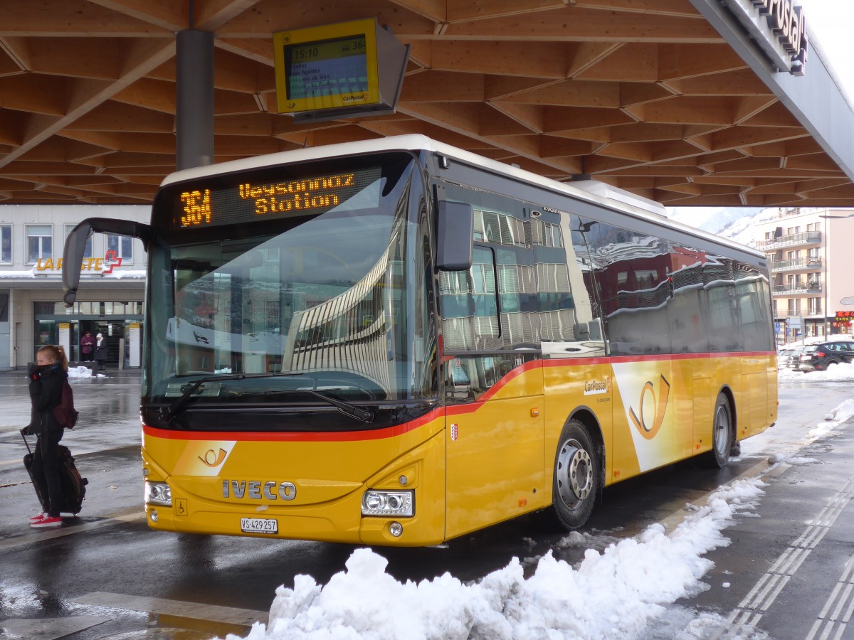 (158'010) - PostAuto Wallis - Nr. 1/VS 429'257 - Iveco am 28. Dezember 2014 beim Bahnhof Sion