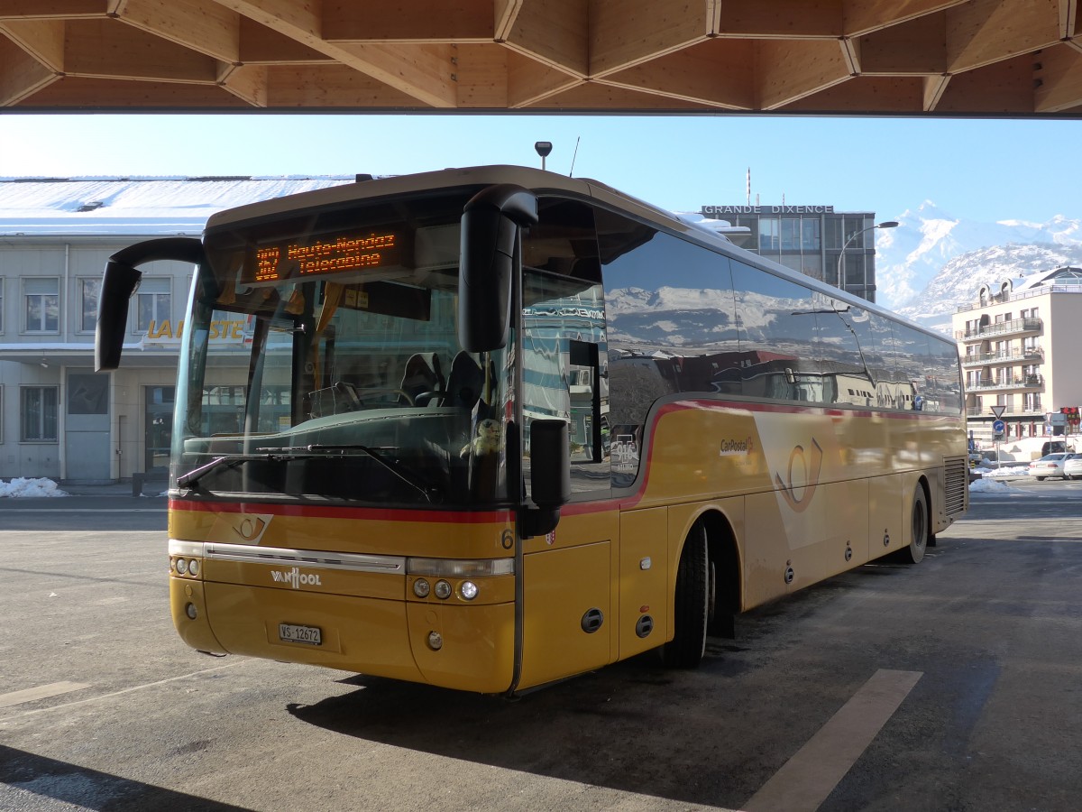 (158'081) - Lathion, Sion - Nr. 6/VS 12'672 - Van Hool am 1. Januar 2015 beim Bahnhof Sion