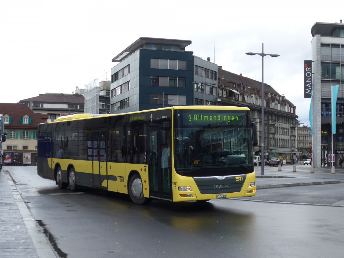 (158'928) - STI Thun - Nr. 158/BE 752'158 - MAN am 2. Mrz 2015 beim Bahnhof Thun