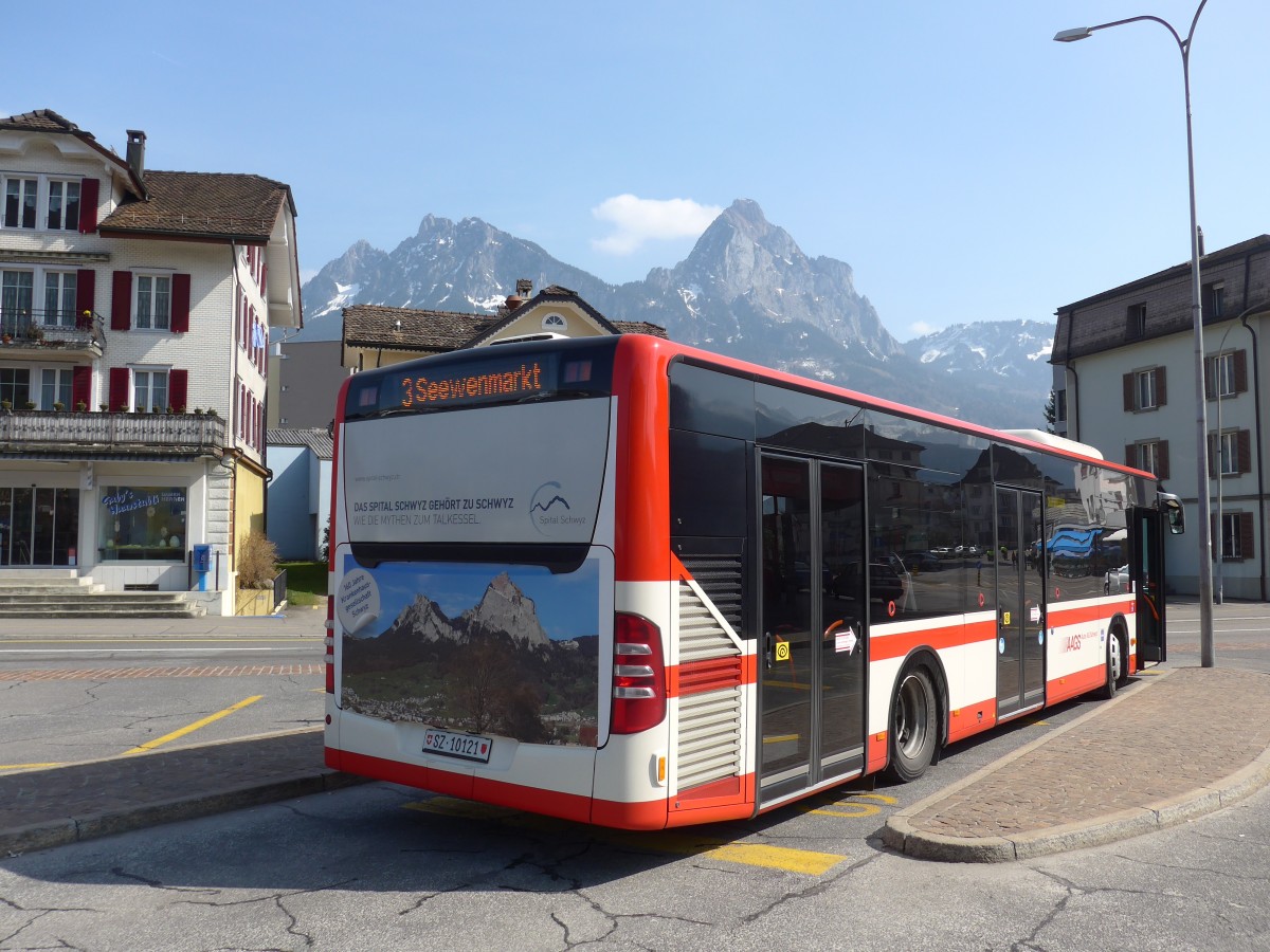 (159'323) - AAGS Schwyz - Nr. 21/SZ 10'121 - Mercedes am 18. Mrz 2015 beim Bahnhof Schwyz