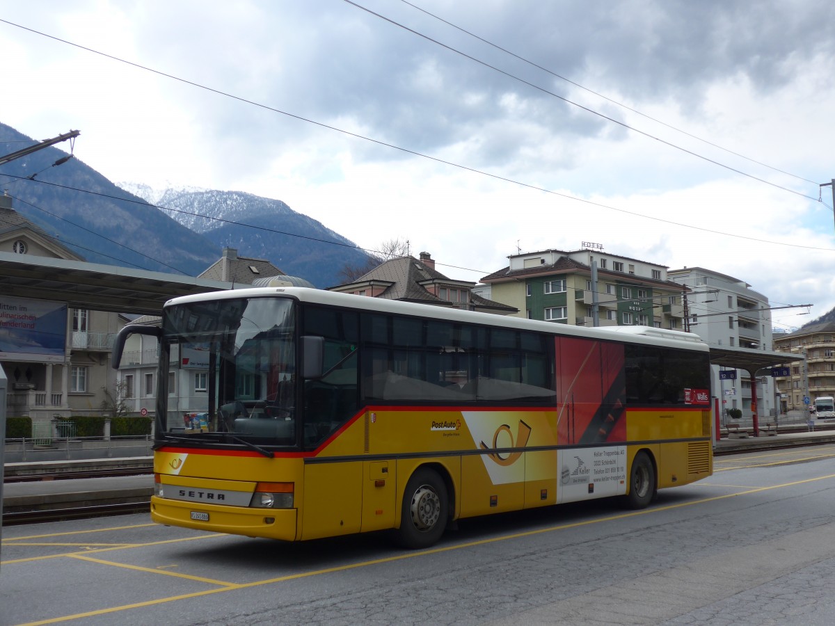 (159'669) - PostAuto Wallis - VS 245'886 - Setra am 5. April 2015 beim Bahnhof Brig