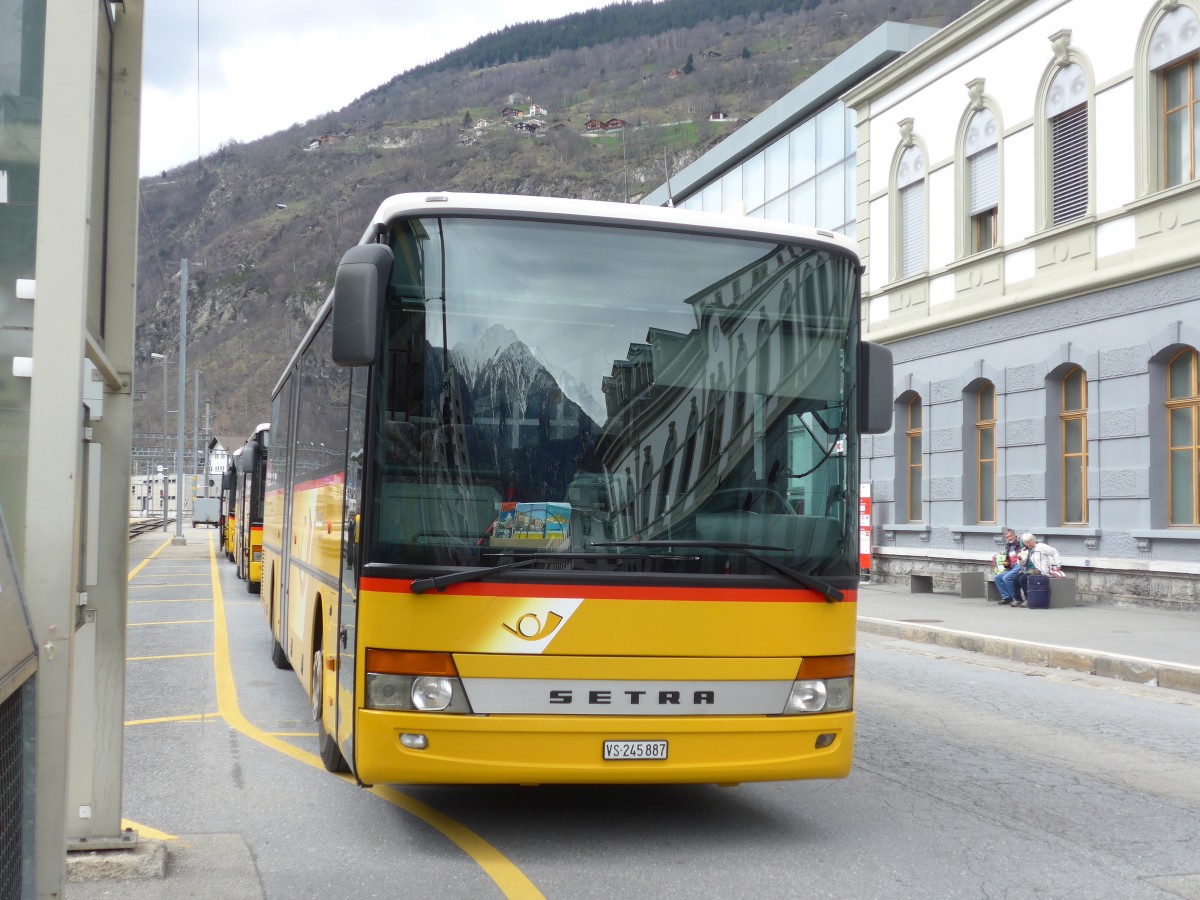 (159'674) - PostAuto Wallis - VS 245'887 - Setra am 5. April 2015 beim Bahnhof Brig