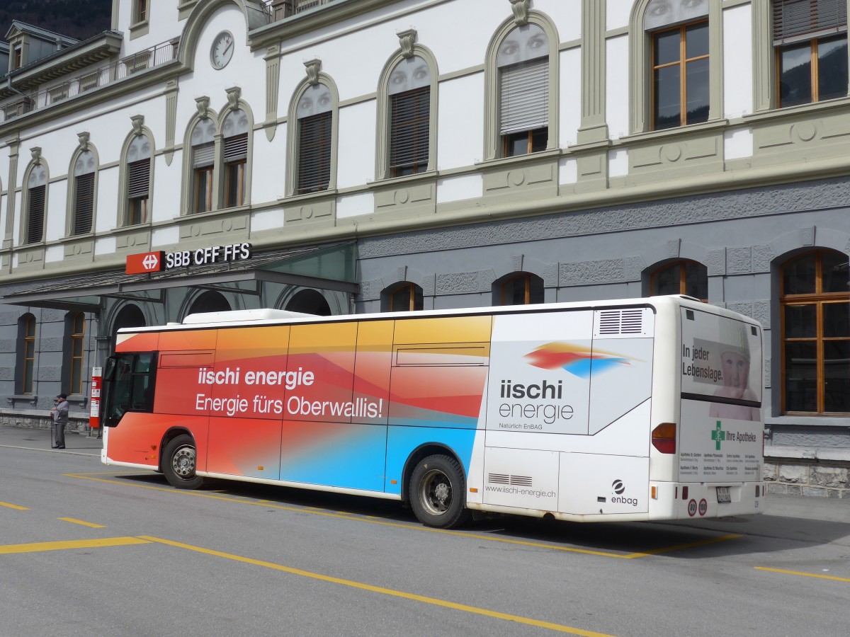 (159'677) - PostAuto Wallis - VS 241'962 - Mercedes am 5. April 2015 beim Bahnhof Brig