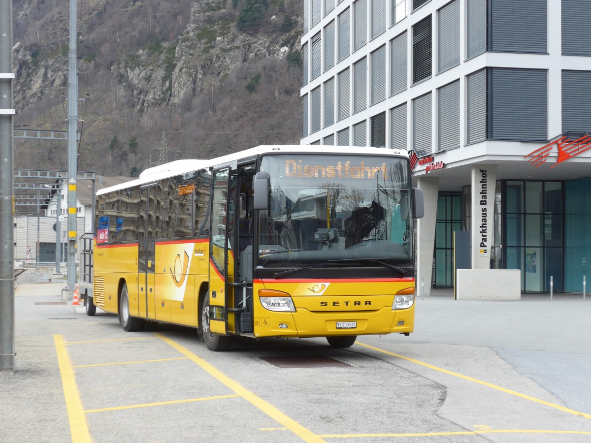 (159'682) - PostAuto Wallis - VS 403'661 - Setra am 5. April 2015 beim Bahnhof Brig