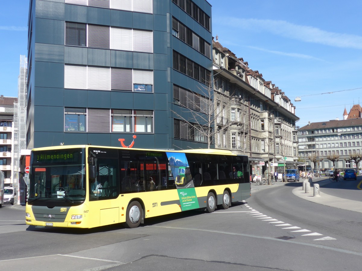 (159'931) - STI Thun - Nr. 147/BE 801'147 - MAN am 13. April 2015 beim Bahnhof Thun