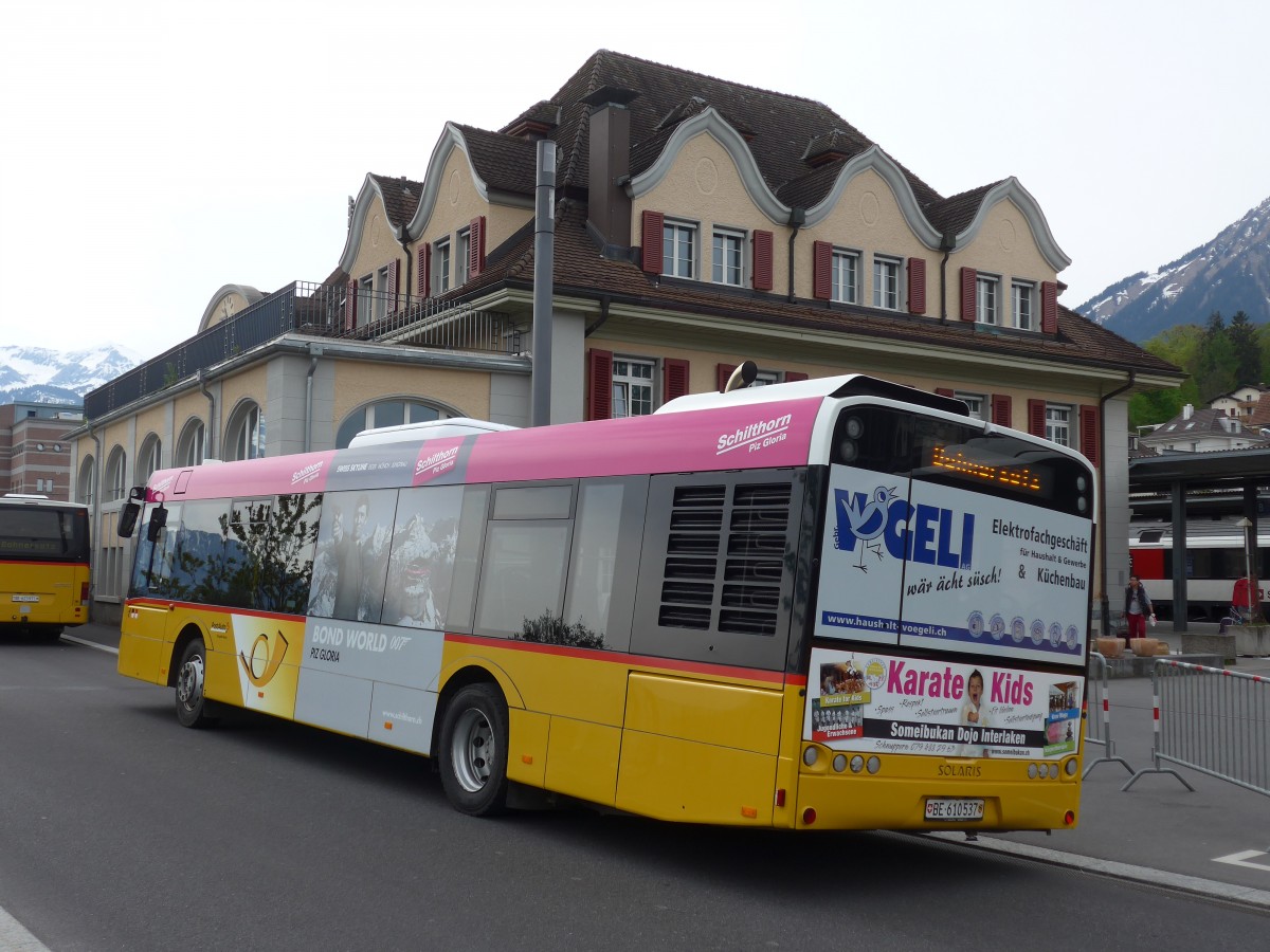 (159'978) - PostAuto Bern - BE 610'537 - Solaris am 25. April 2015 beim Bahnhof Spiez