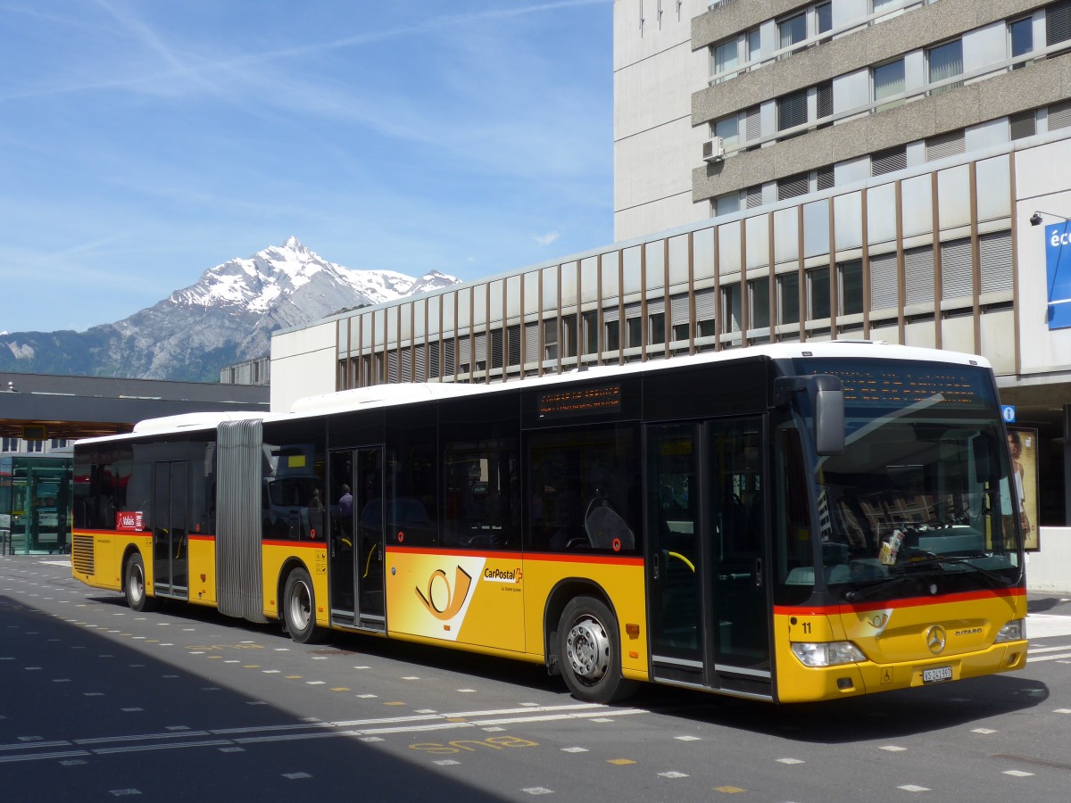 (160'390) - PostAuto Wallis - Nr. 11/VS 241'997 - Mercedes am 10. Mai 2015 beim Bahnhof Sion