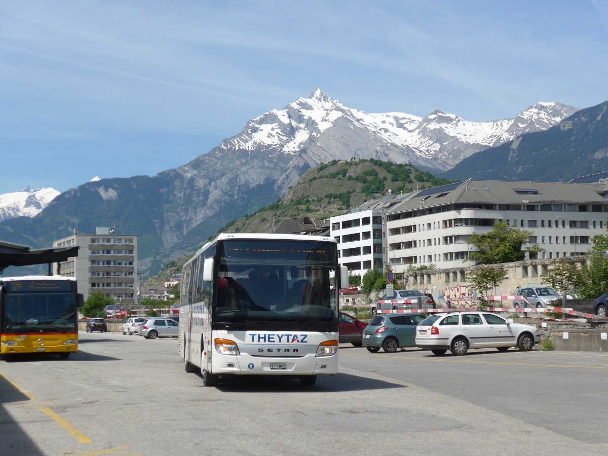 (160'404) - Theytaz, Sion - VS 11'002 - Setra am 10. Mai 2015 beim Bahnhof Sion