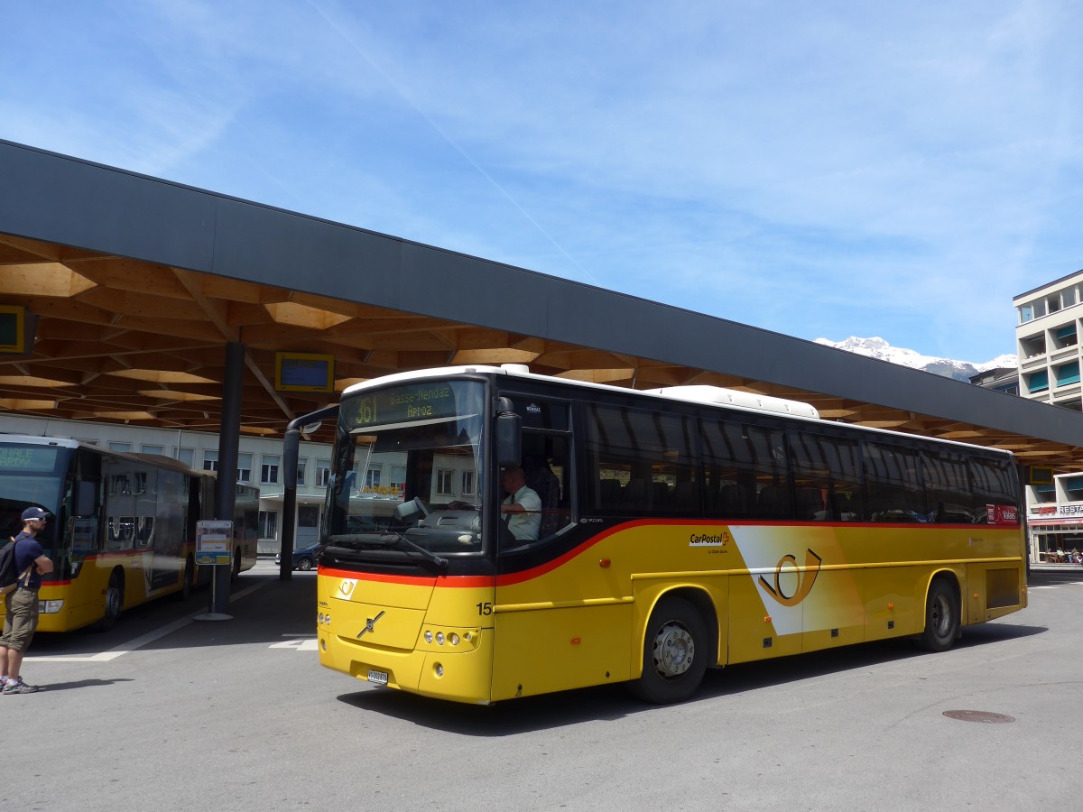 (160'406) - Lathion, Sion - Nr. 15/VS 202'870 - Volvo am 10. Mai 2015 beim Bahnhof Sion