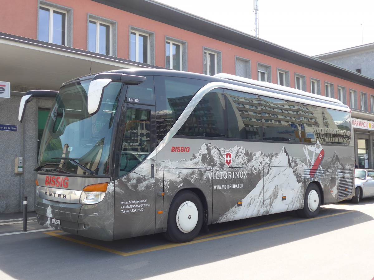 (160'450) - Bissig, Schwyz - SZ 5480 - Setra am 10. Mai 2015 beim Bahnhof Sion