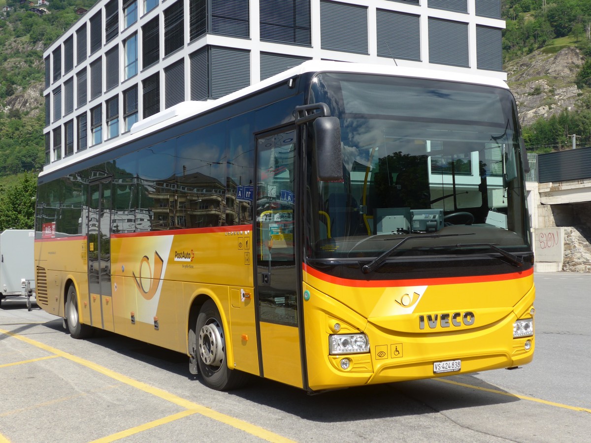 (161'090) - PostAuto Wallis - VS 424'838 - Iveco am 27. Mai 2015 beim Bahnhof Brig