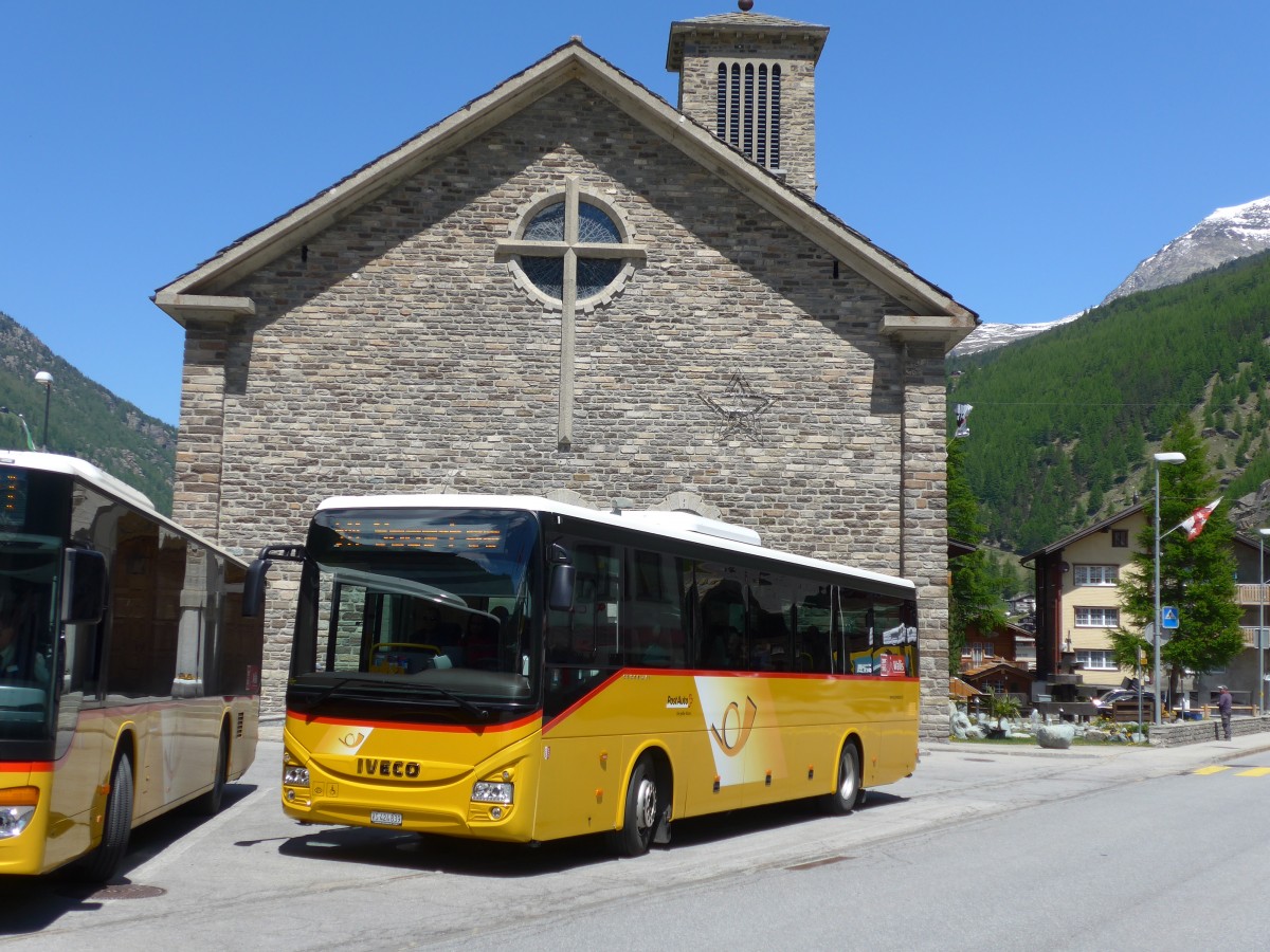 (161'126) - PostAuto Wallis - VS 424'839 - Iveco am 27. Mai 2015 in Saas-Grund, Post