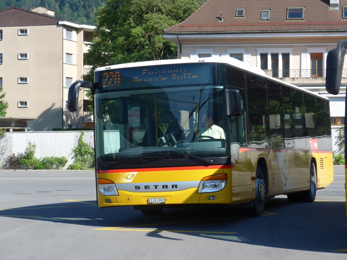 (161'221) - PostAuto Wallis - Nr. 44/VS 243'991 - Setra am 27. Mai 2015 beim Bahnhof Martigny