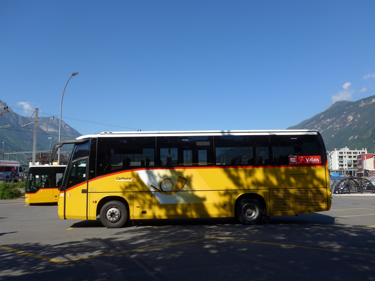 (161'227) - TMR Martigny - Nr. 127/VS 1110 - MAN/Beulas am 27. Mai 2015 beim Bahnhof Martigny