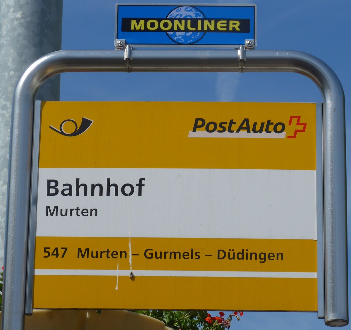 (161'253) - PostAuto-Haltestellenschild - Murten, Bahnhof - am 28. Mai 2015