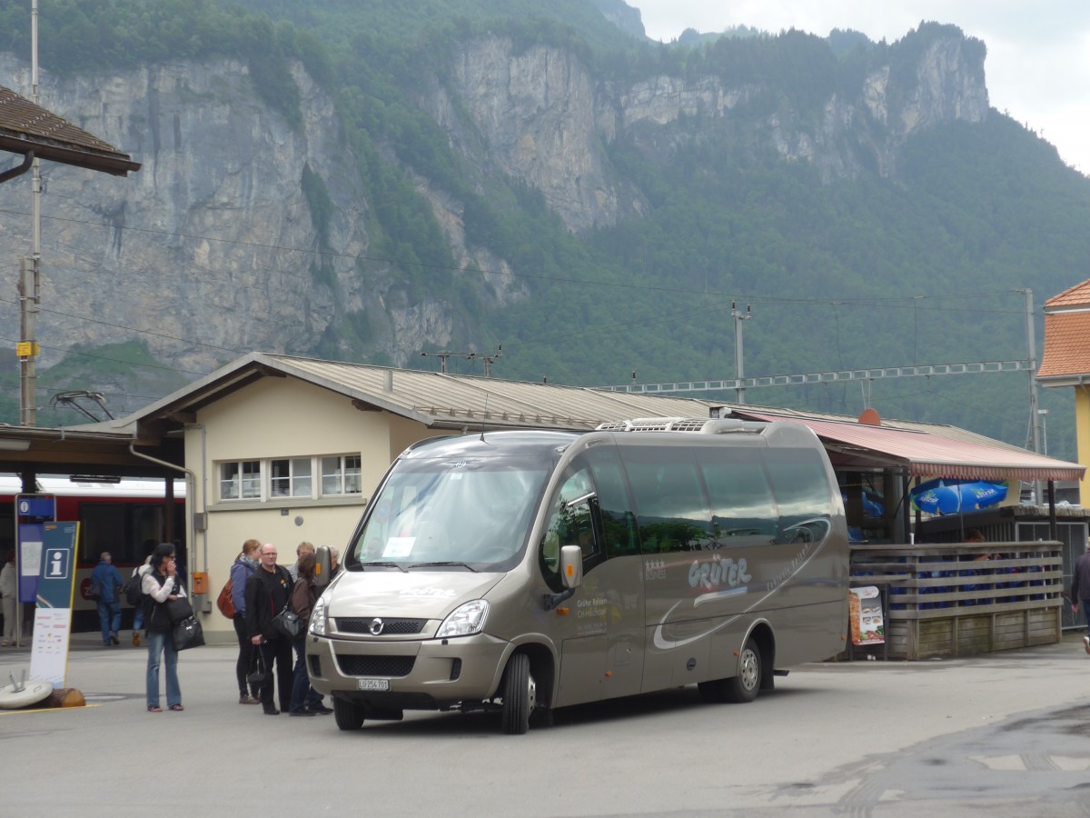 (162'405) - Grter, Hochdorf - Nr. 10/LU 254'701 - Mercedes/UNVI am 20. Juni 2015 beim Bahnhof Meiringen